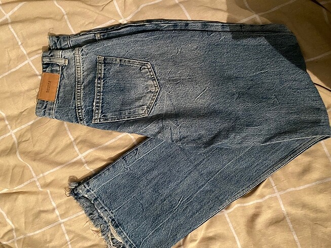26 Beden mavi Renk dizden yırtık Bershka kot pantolon
