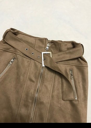 Kemer Detaylı Bej Süet Mini Etek - Görsel 3