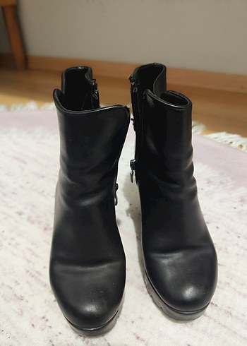 Kadın Siyah Deri Dolgu Topuklu Tokalı Bot - Görsel 2