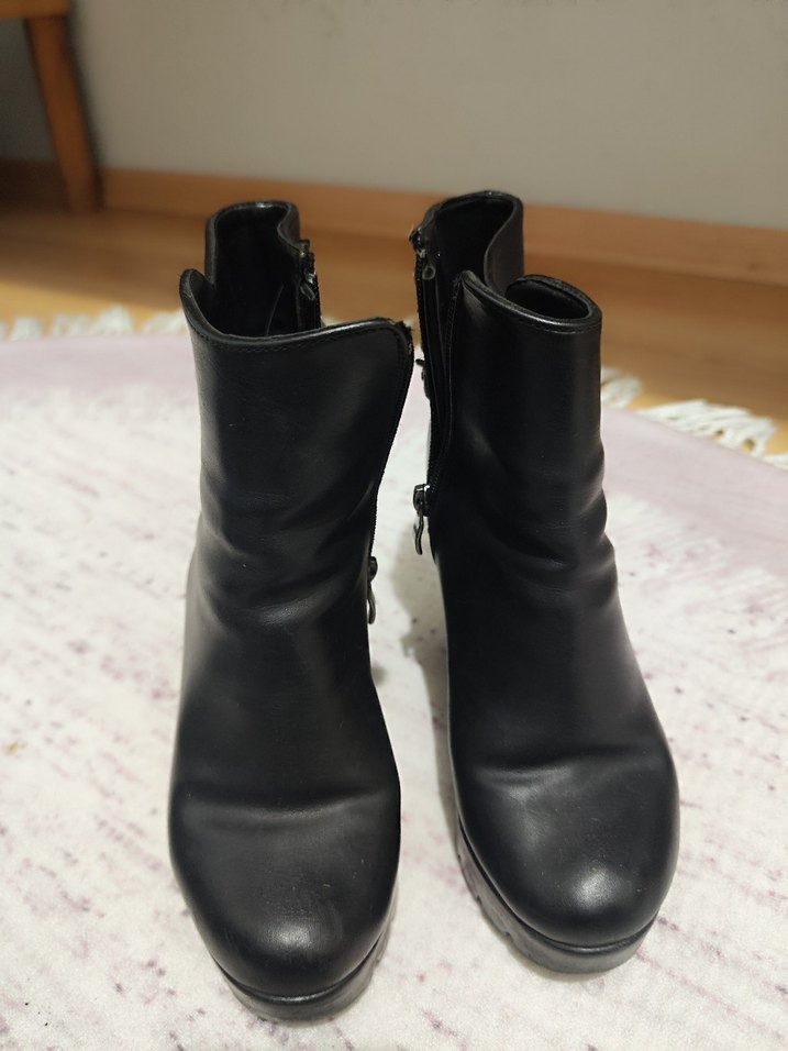 Kadın Siyah Deri Dolgu Topuklu Tokalı Bot - Görsel 2