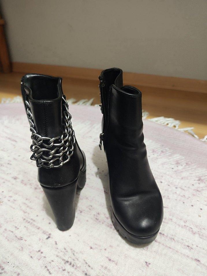 Kadın Siyah Deri Dolgu Topuklu Tokalı Bot - Görsel 3