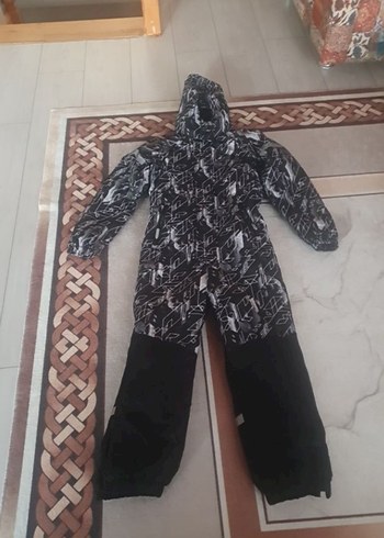 Erkek çocuk Siyah Batik Desenli Kayak Tulumu eni 40 cm boyu 115