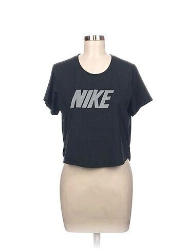 Nike T-shirt %70 İndirimli.