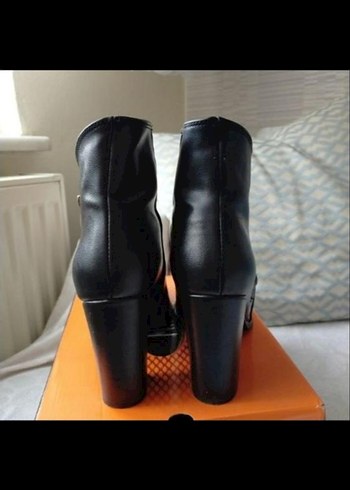 Siyah Deri Tokalı Topuklu Kadın Bot - Görsel 2