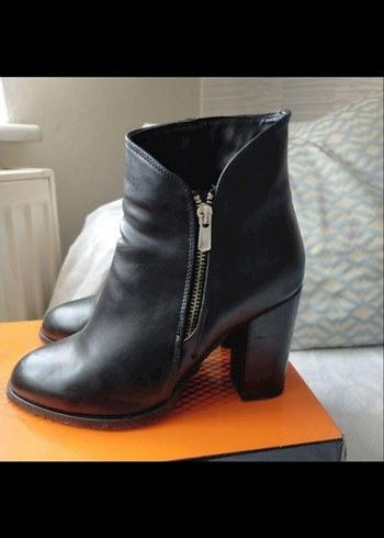 Siyah Deri Tokalı Topuklu Kadın Bot - Görsel 3