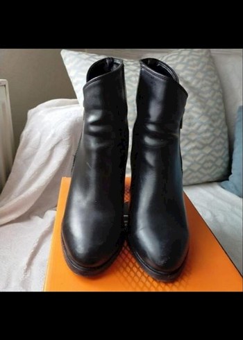 Siyah Deri Tokalı Topuklu Kadın Bot - Görsel 4