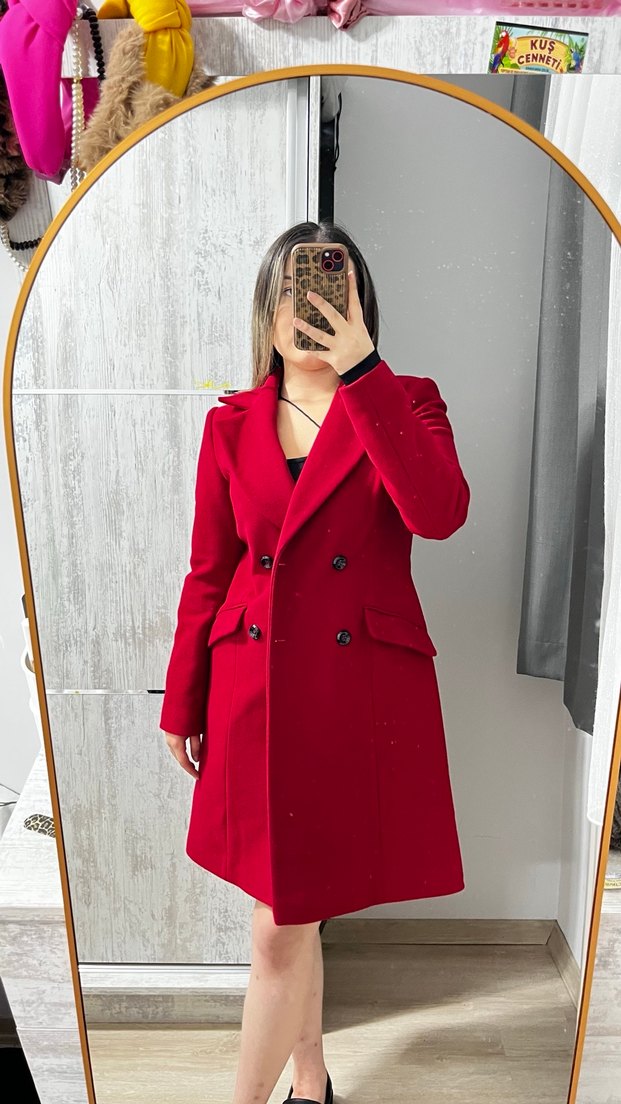 Kırmızı Düğmeli Midi Kadın Kaban - Görsel 3