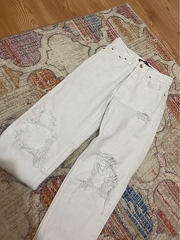 Yortık beyaz kot pantolon