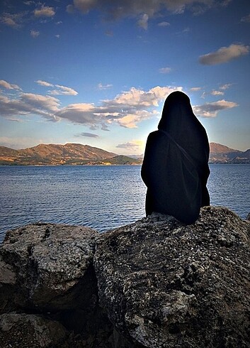 Siyah eşarp