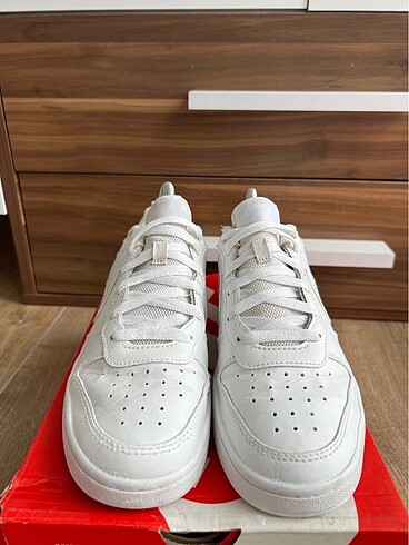 38,5 Beden Nike court Borough 38.5 satışlar dolaptan
