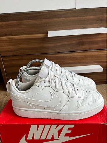 Nike court Borough 38.5 satışlar dolaptan