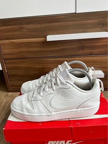 38,5 Beden beyaz Renk Nike court Borough 38.5 satışlar dolaptan