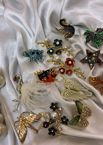 Renkli İşlemeli Pullu Vintage Broşlar