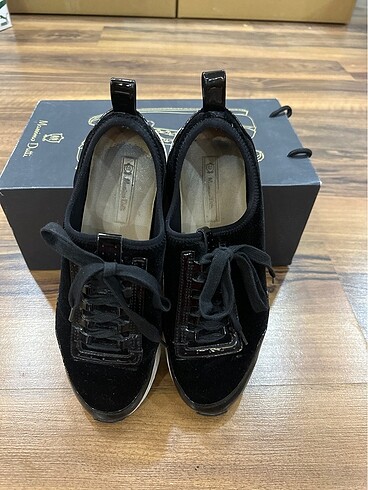 38 Beden siyah Renk Massimo Dutti 38 numara süet görünümlü sneaker
