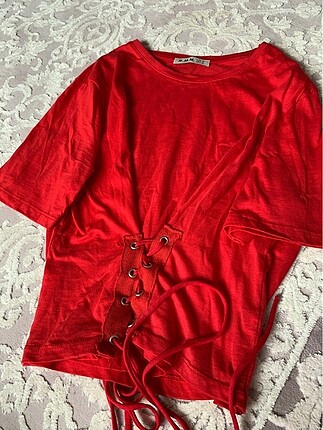 kırmızı korse detaylı tshirt