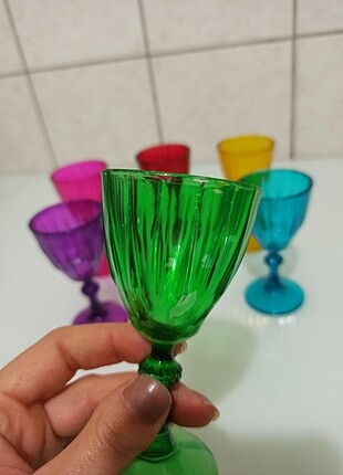 Renkli kahve yanı su bardagı 