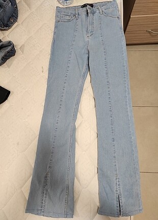 Yırtık paça detaylı jean