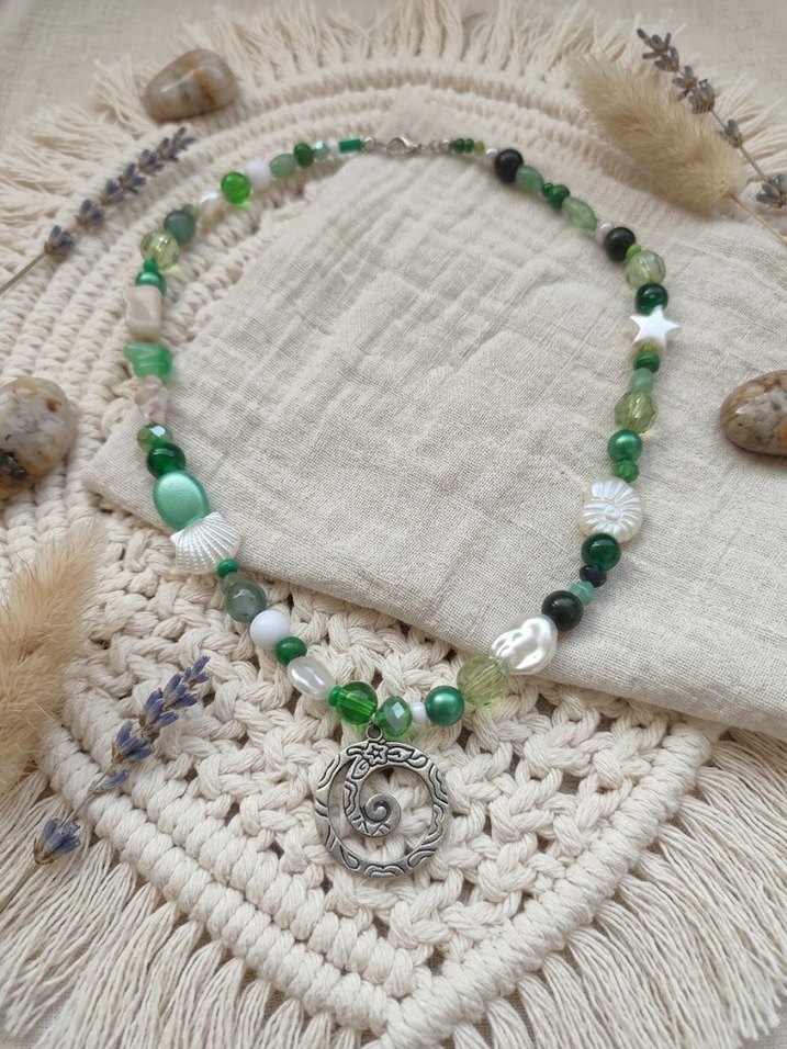 Bohem Yeşil Boncuklu Spiral  Kolye — görsel 2/3