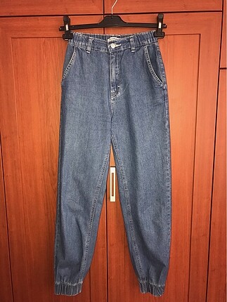 mom jean pull and bear jean