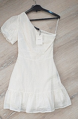 bershka'nın yeni sezon harika bir elbisesi