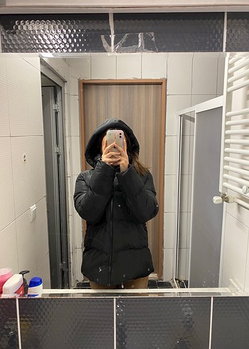 Siyah Kapüşonlu Kısa Şişme Mont - Görsel 3