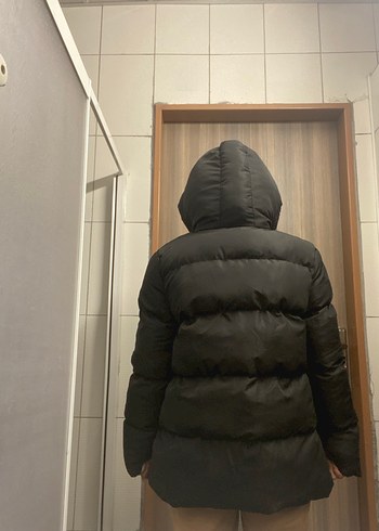 Siyah Kapüşonlu Kısa Şişme Mont - Görsel 4