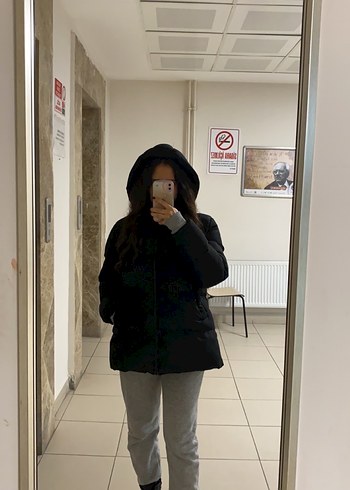 Siyah Kapüşonlu Kısa Şişme Mont - Görsel 2