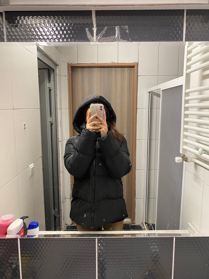 Siyah Kapüşonlu Kısa Şişme Mont - Görsel 3