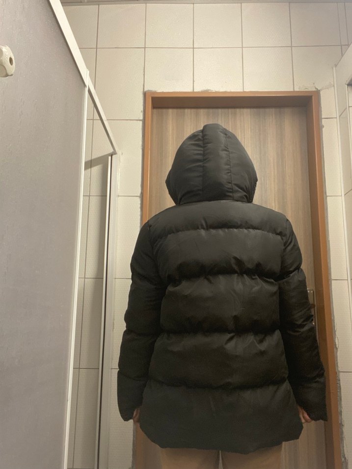 Siyah Kapüşonlu Kısa Şişme Mont - Görsel 4