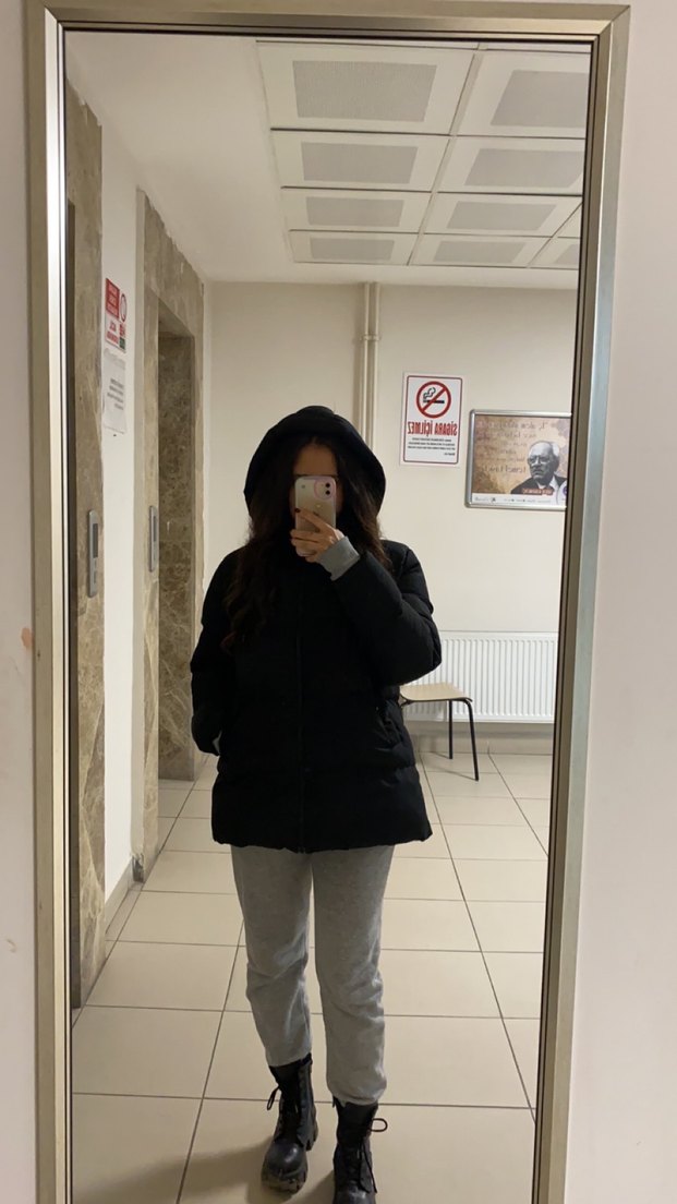 Siyah Kapüşonlu Kısa Şişme Mont - Görsel 2