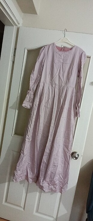 Pembe elbise.