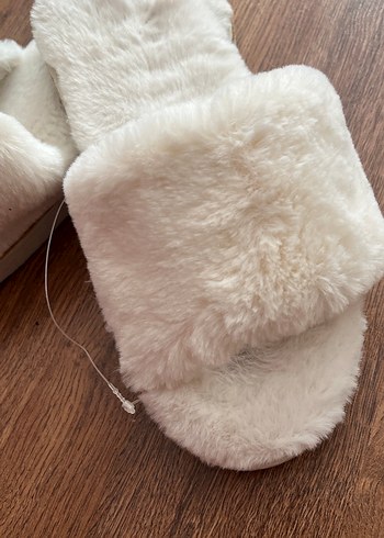 Beyaz Tüylü Kadın Ev Terliği - Görsel 2