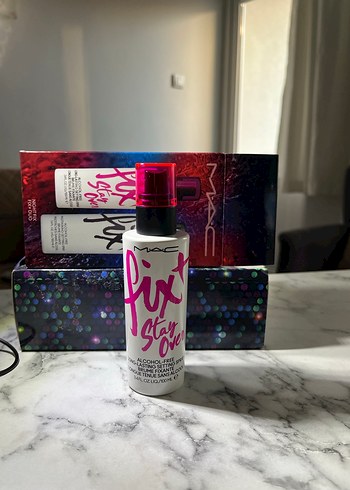 MAC Fix+ Stay Glow Parlatıcı Sprey