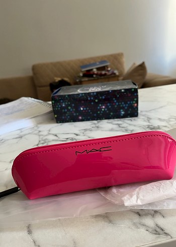 Parlak Pembe MAC Makyaj Çantası