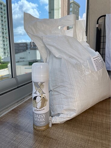 Kedi kumu ve XO deodorant