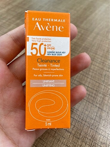 Avene renkli güneş koruyucu 50 spf.