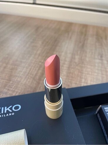 Kiko green me lipstick mat ruj