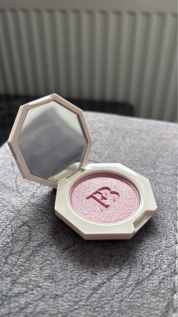 Beden Fenty beauty highlighter