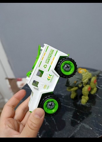 Renkli Yeşil Oyuncak Araba ve Dinozor - Görsel 3