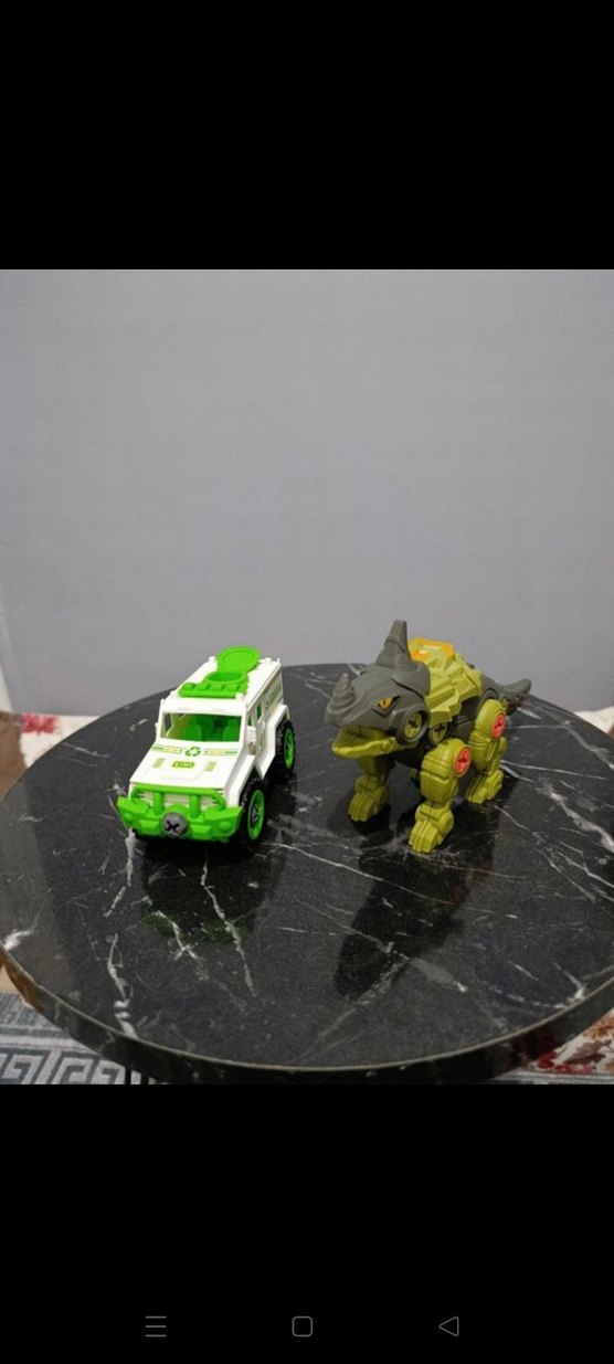 Renkli Yeşil Oyuncak Araba ve Dinozor - Görsel 2