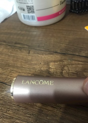 Lancome 299 Mat Bej Dudak Parlatıcısı