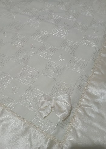 İşlemeli Ekru Parlak Yatak Örtüsü - Görsel 6