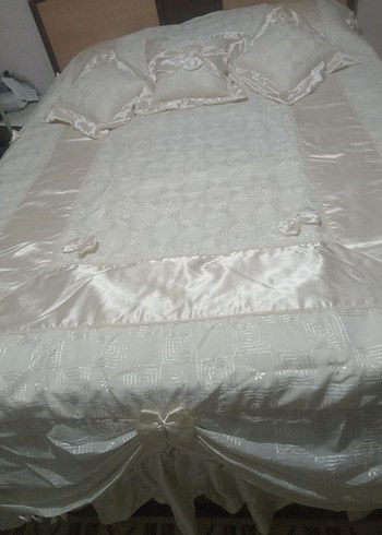 İşlemeli Ekru Parlak Yatak Örtüsü - Görsel 5