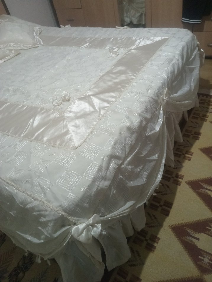 İşlemeli Ekru Parlak Yatak Örtüsü - Görsel 4