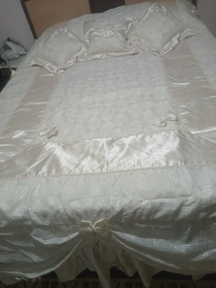 İşlemeli Ekru Parlak Yatak Örtüsü - Görsel 5