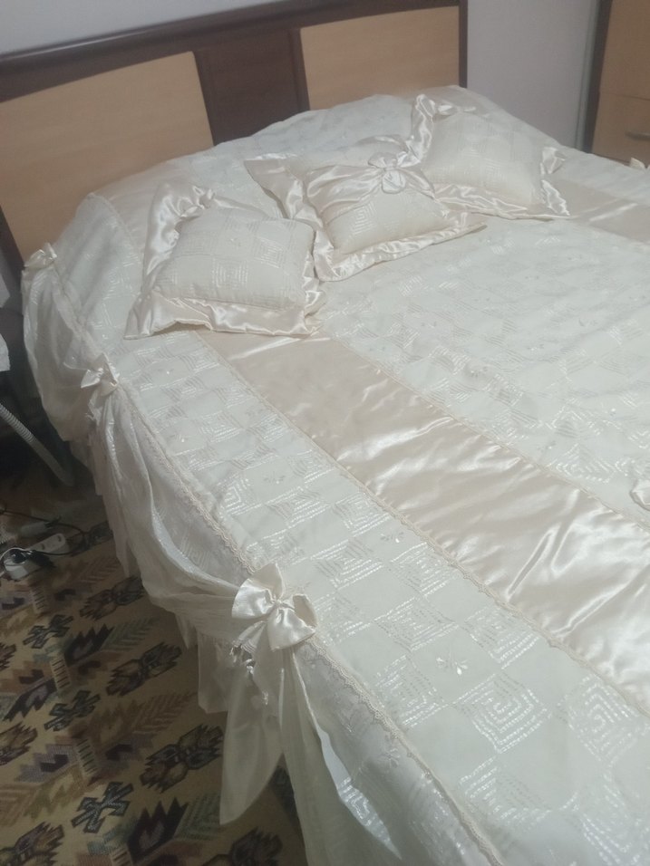 İşlemeli Ekru Parlak Yatak Örtüsü - Görsel 3