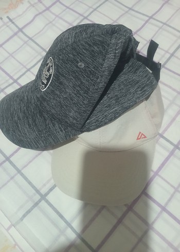 Beden Gri ve Bej Spor Şapka Seti