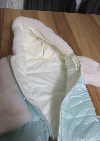 Kızlar için Beyaz Peluş Detaylı Kapüşonlu Mont - Görsel 5