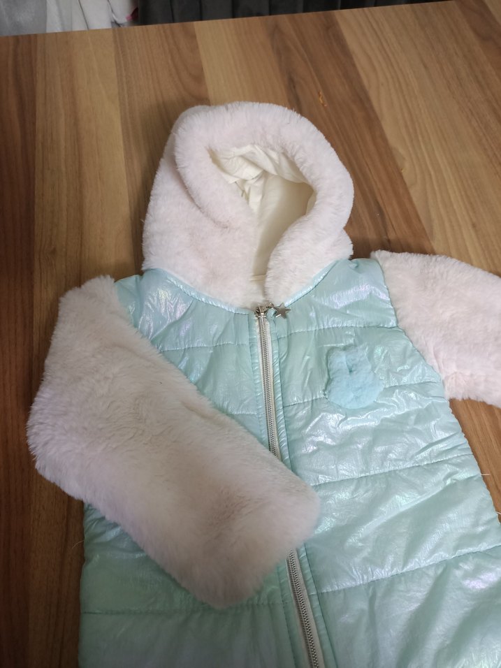 Kızlar için Beyaz Peluş Detaylı Kapüşonlu Mont - Görsel 2