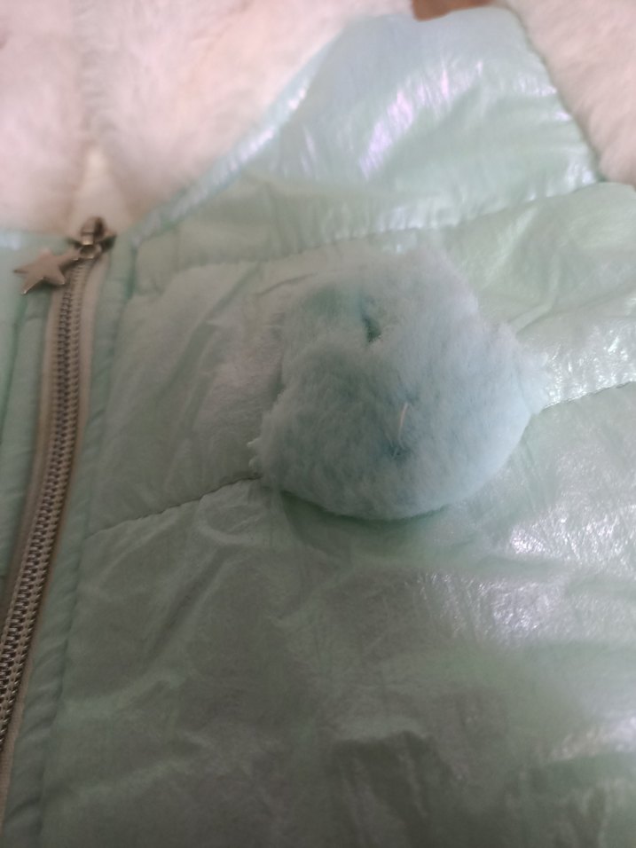 Kızlar için Beyaz Peluş Detaylı Kapüşonlu Mont - Görsel 4